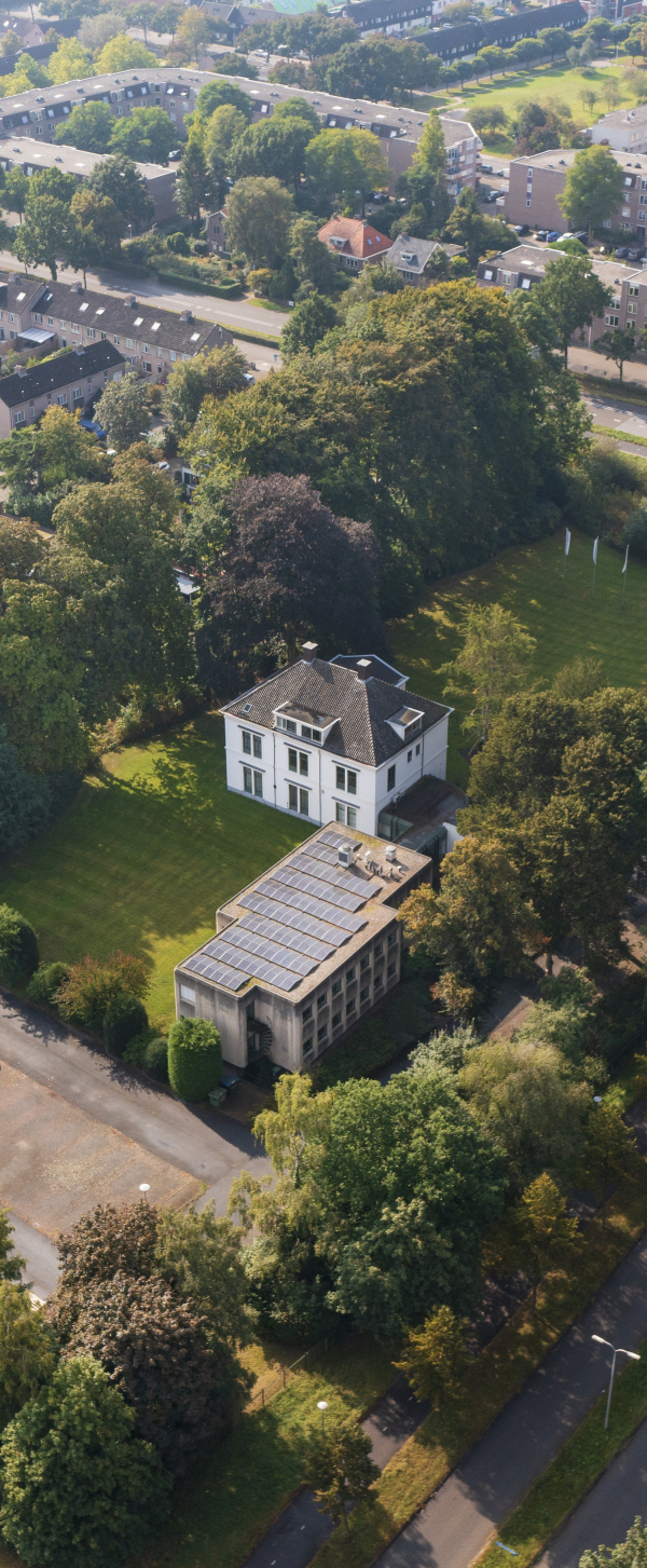 bovenaanzicht van het rijks monumentaal buitenhuis met de groene omgeving 