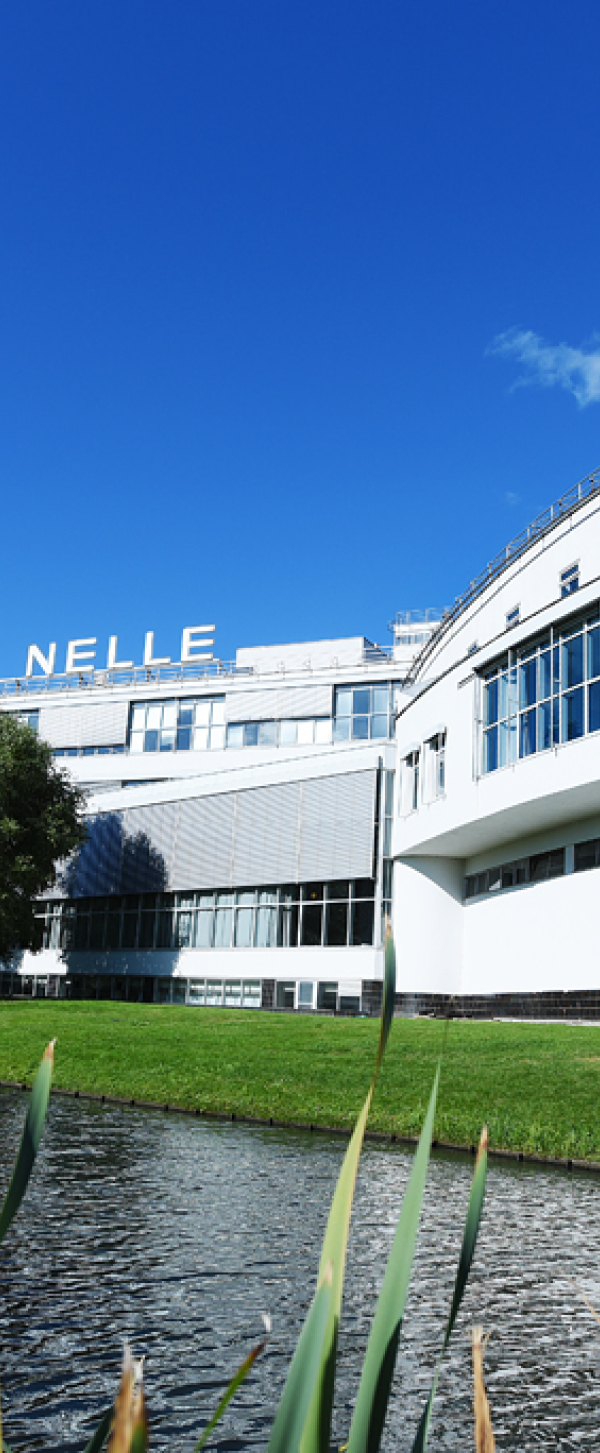 Van Nelle buitenzijde gebouw met waterpartij op voorgrond