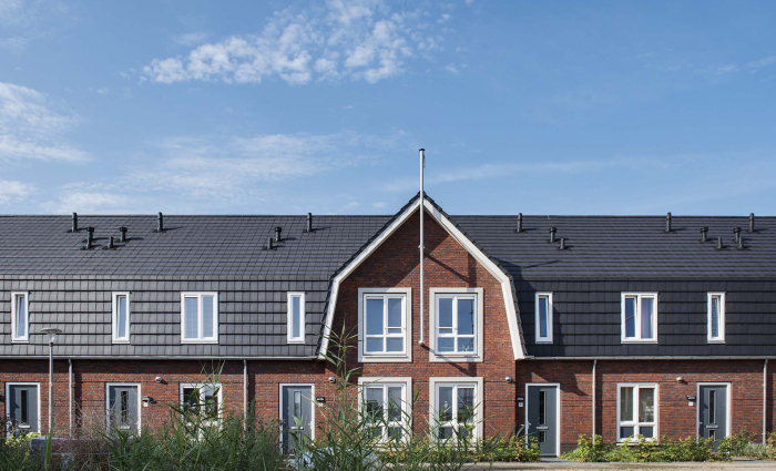 Vooraanzicht van een rij woningen