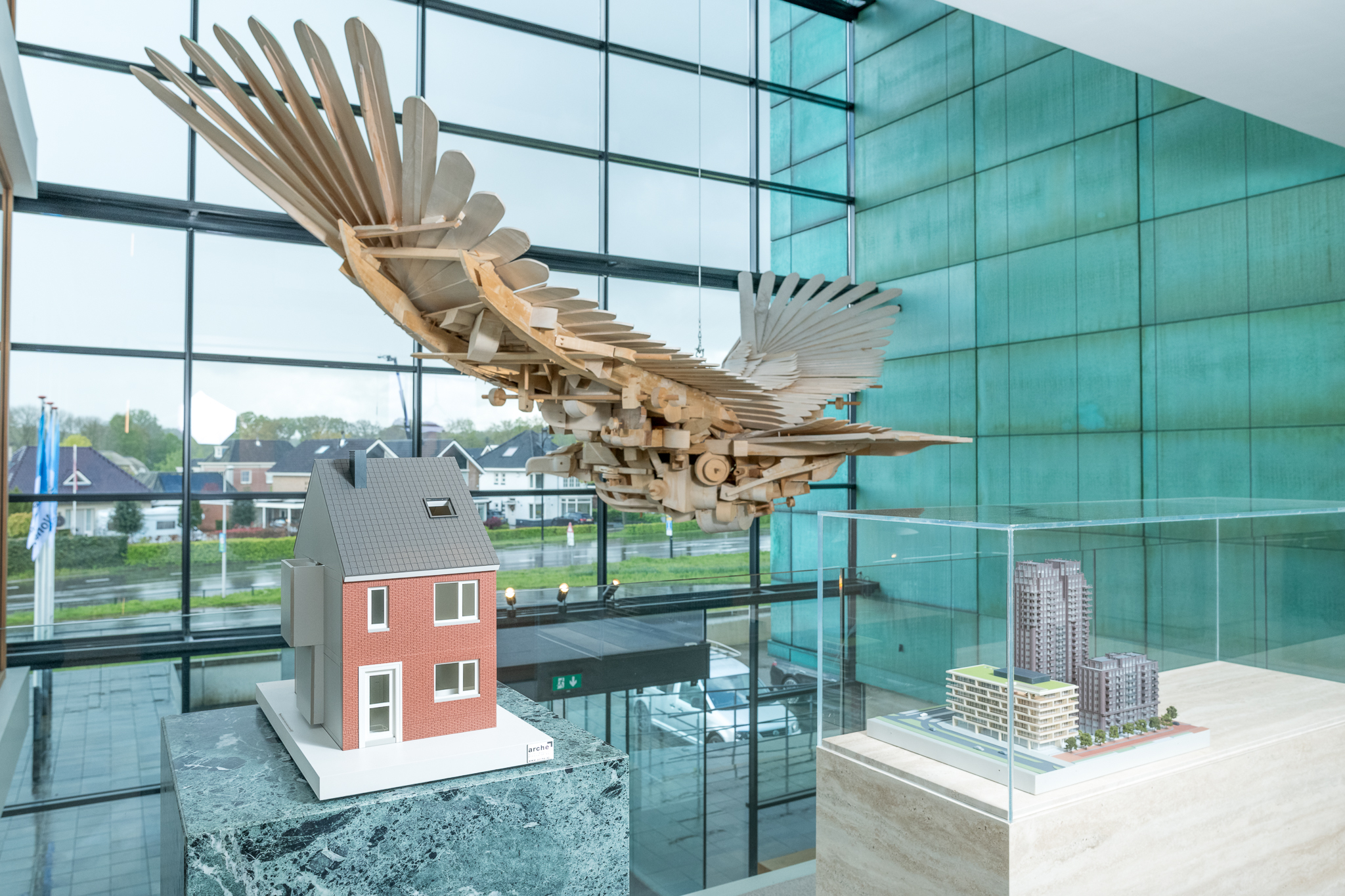 De houten Condor en de raampartij  in de hal van het kantoorgebouw